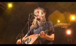 music Τριανταφυλλάκι – Γιάννης Χαρούλης ( Θέατρο Βράχων Βύρωνα 2013 )