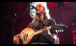 music Συ μ΄ έμαθες πώς αγαπούν – Γιάννης Χαρούλης ( Θέατρο Βράχων Βύρωνα 2013 )