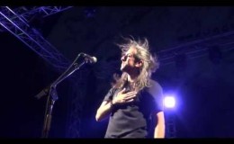 music Δε λες κουβέντα – Γιάννης Χαρούλης ( Θέατρο Βράχων Βύρωνα 2013 )