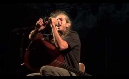 music Όταν χαράζει – Γιάννης Χαρούλης ( Θέατρο Βράχων Βύρωνα 2013 )