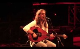 music Τί λάθος κάνω | Γιάννης Χαρούλης ( Λυκαβηττός 2013 )
