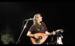 music Πάνω στ’αργυρό σκαμνί | Γιαννης Χαρούλης ( Κόνιτσα 2013 )
