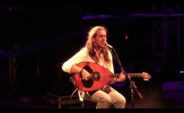 music Οι πόνοι της Παναγιάς | Γιάννης Χαρούλης ( Λυκαβηττός 2013 )