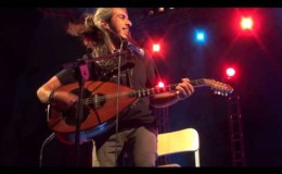 music ‘Αιντε και Ξέχασα – Γιάννης Χαρούλης ( Θέατρο Βράχων Βύρωνα 2013 )