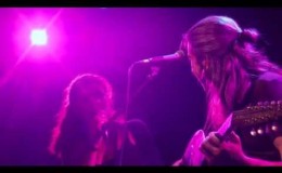 music Δε λες κουβέντα | Γιάννης Χαρούλης – Νανά Μπινοπούλου