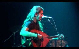 music Μου βγήκες στο μπαλκόνι – Γιάννης Χαρούλης