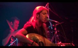 music Δε λες κουβέντα –  Γιάννης Χαρούλης