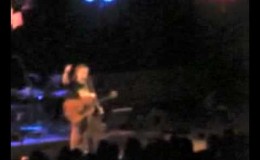 music Αλκίνοος Ιωαννίδης (απάντηση σε άσχετο θεατή)